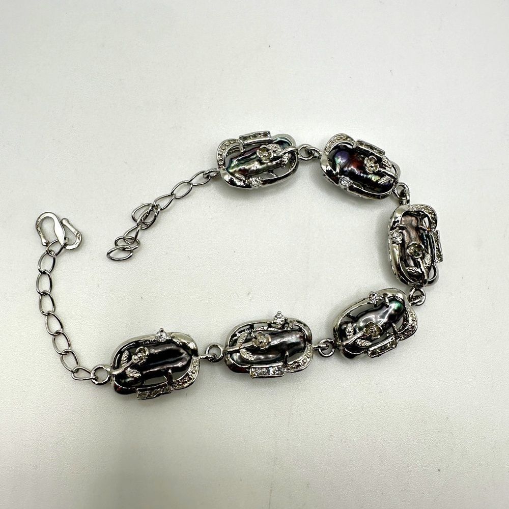 Silver tone metal, biwa pearls and cz accent diamond bracelet!‎